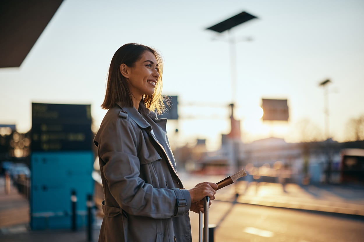 Smilende dame på reise