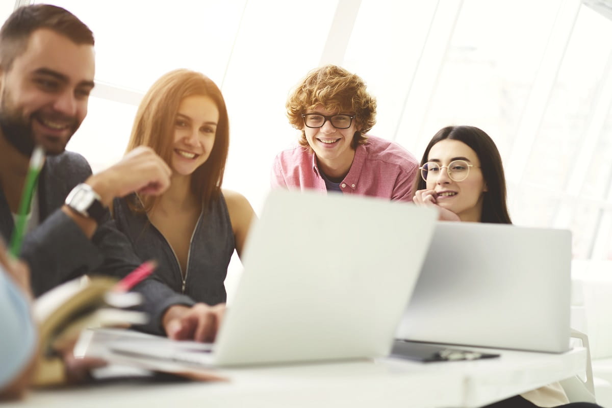 Unge mennesker på jobb