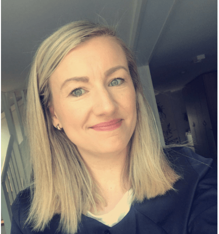 Jente smiler Manpower