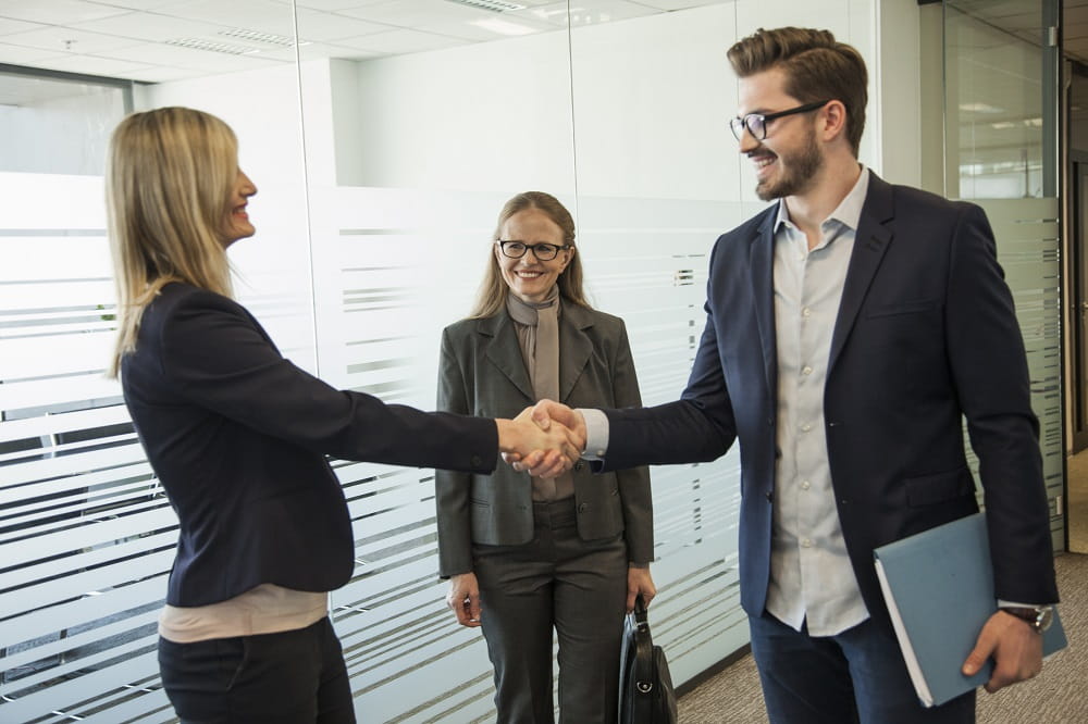 Mann hilser på nyansatt