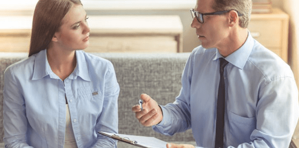 Mann og dame snakker