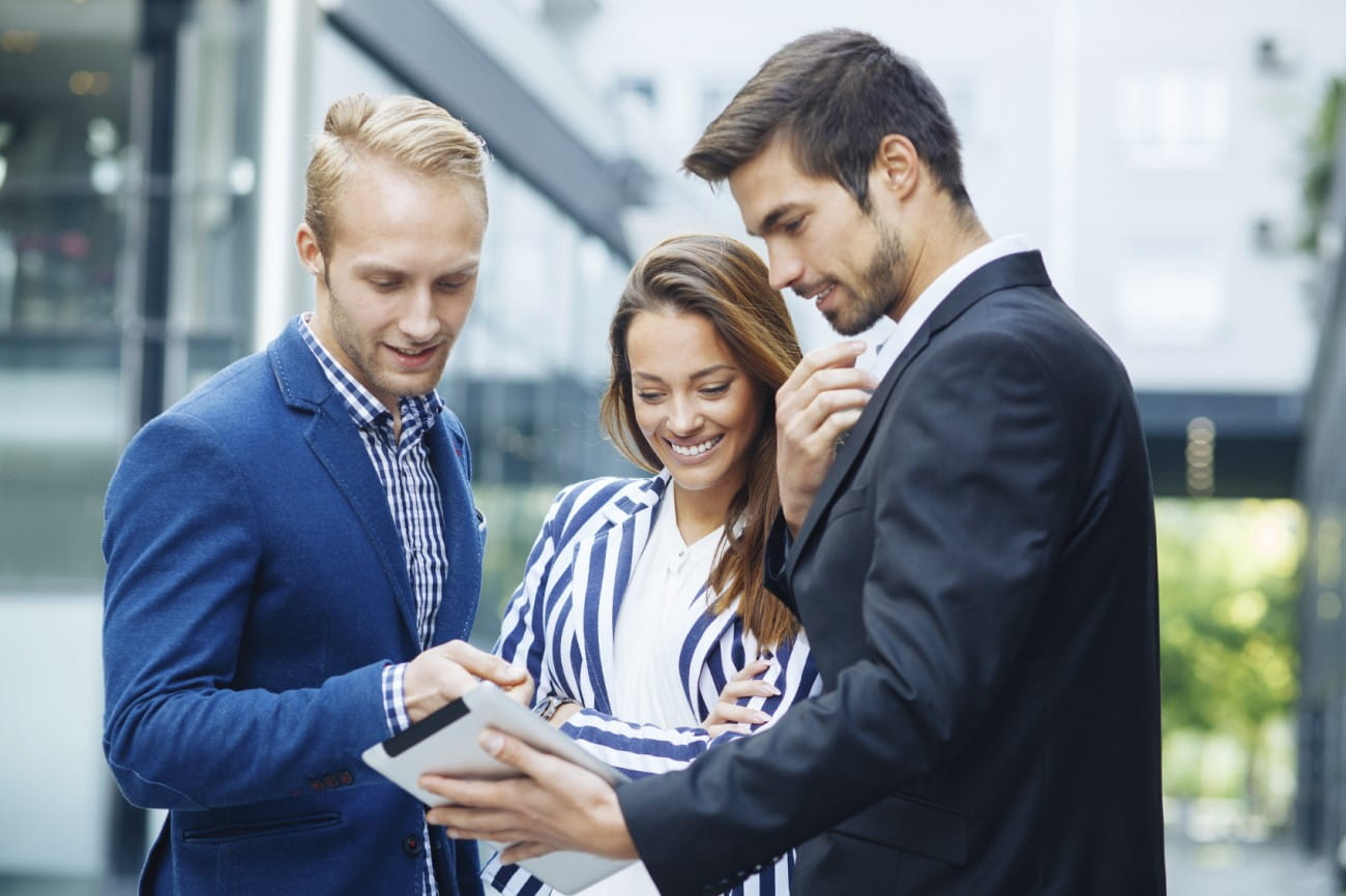 mennesker som snakker sammen og smiler