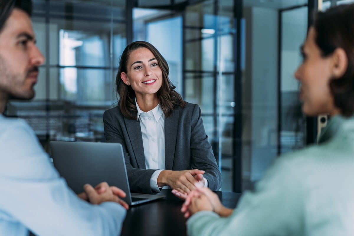 Dame snakker med en dame og en mann