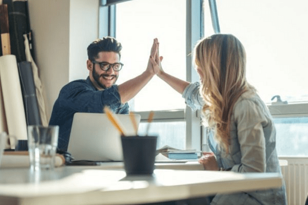 To som gir high five